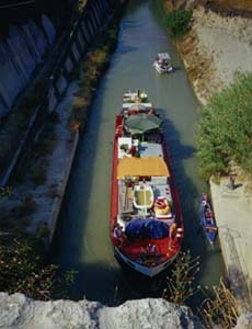 Passaggio di un barcone nel tunnel de Malpas