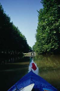 Uno dei tanti ponti stradali sul canale