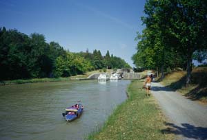 Kayak al guinzaglio per entrare in chiusa