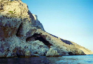 Archi e grotte nella costa rocciosa