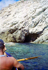Un'altra grotta nella costa rocciosa