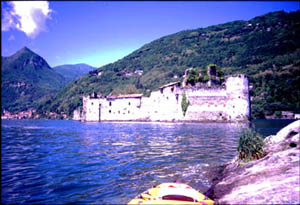 Il castello visto dallo scoglio di fronte